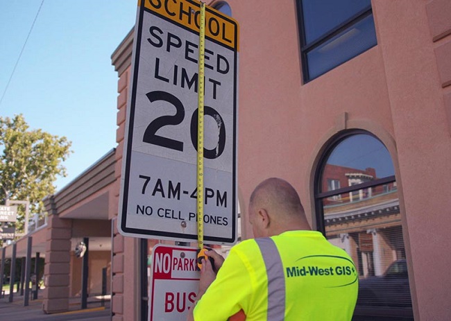 How Does Mid-West GIS Collect Traffic Sign Inventories?